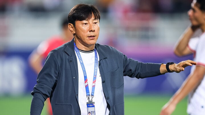 HLV Shin Tae-yong nhận mưa lời khen. (Ảnh: AFC)