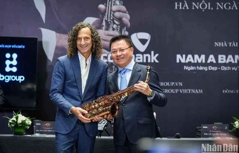 bao nhan dan to chuc dau gia ken saxophone cua kenny g lam thien nguyen vao ngay 20 4 toi hinh 1