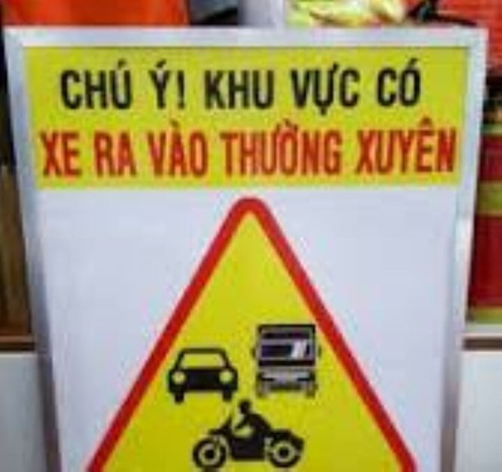 Biển báo "Chú ý có xe ra vào thường xuyên".