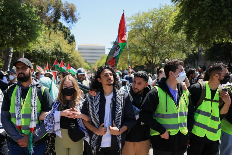 Các sinh viên biểu tình ủng hộ người Palestine và kêu gọi Israel chấm dứt chiến sự ở Dải Gaza tại Đại học California, thành phố Los Angeles, tiểu bang California, Mỹ hôm 28-4 - Ảnh: REUTERS