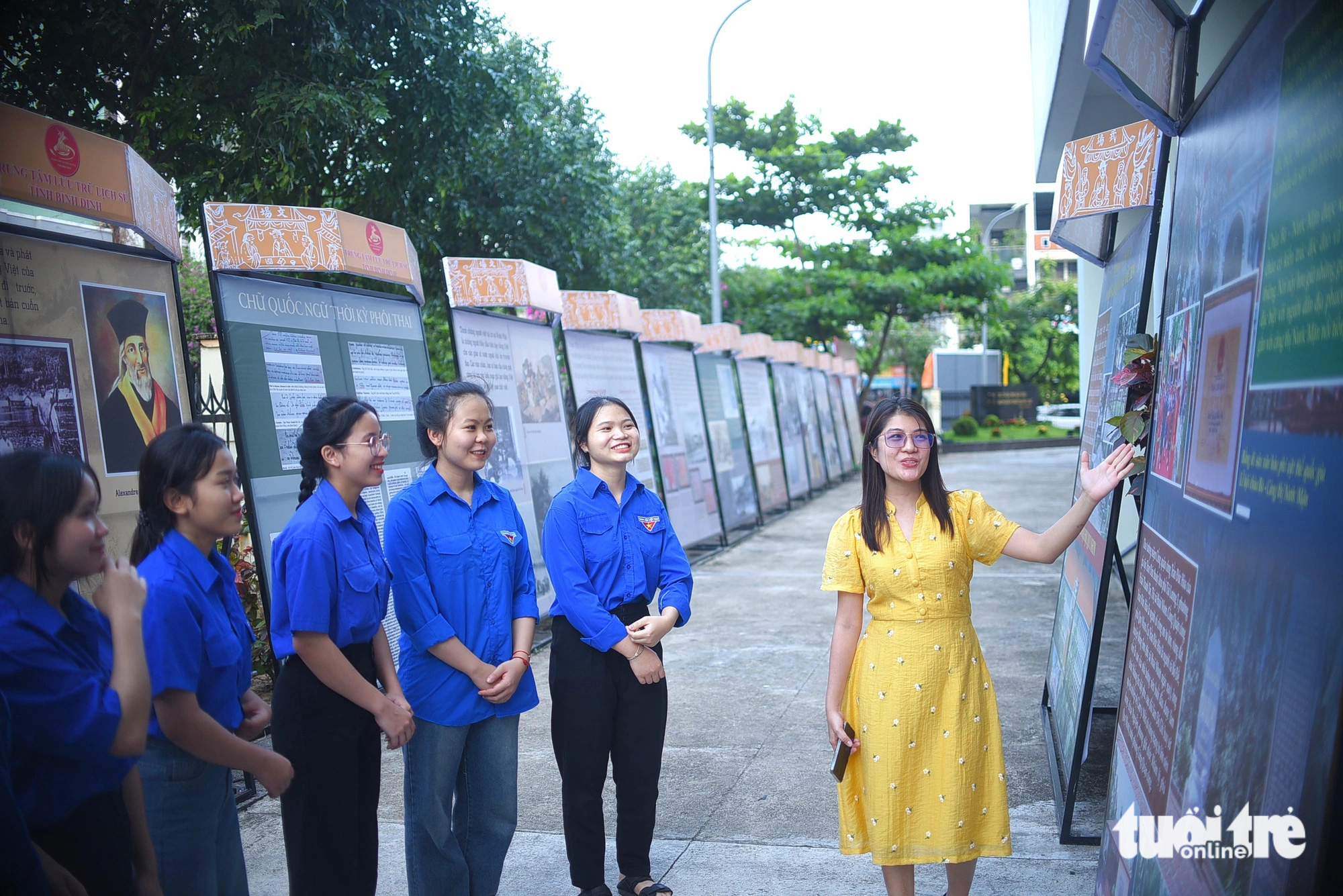 Các sinh viên Trường đại học Quy Nhơn thích thú lắng nghe thuyết trình về chữ quốc ngữ - Ảnh: LÂM THIÊN