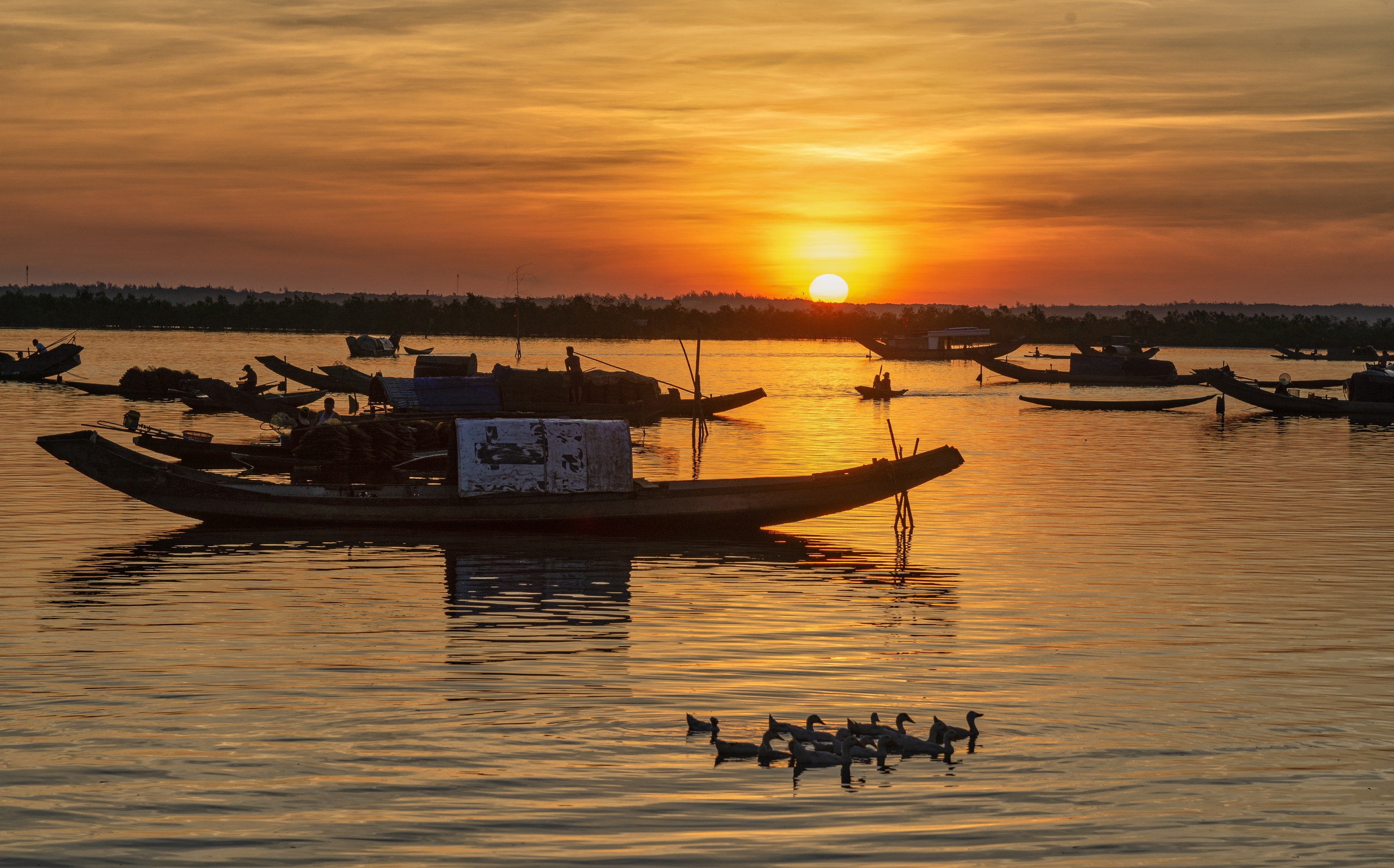 Bình minh trên phá Tam Giang sao mà đẹp thế!- Ảnh 1.