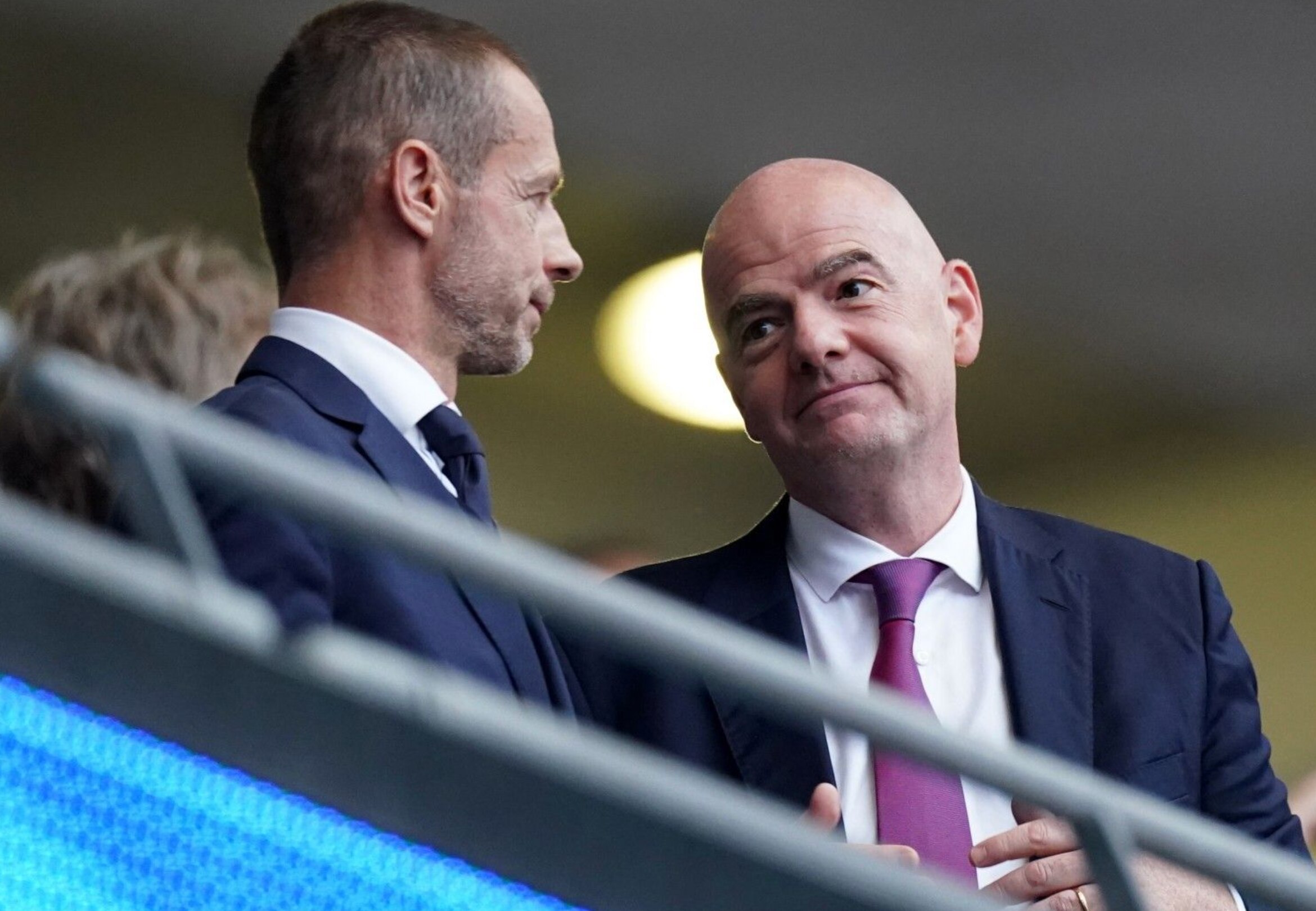 Chủ tịch FIFA, Gianni Infantino (phải) và UEFA, ông Aleksander Ceferin