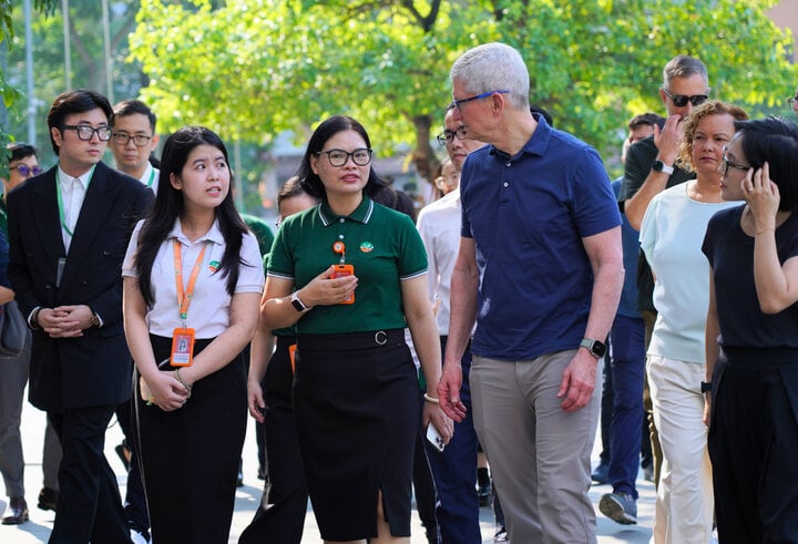 CEO Tim Cook xuất hiện trong trang phục giản dị tại Trường Liên cấp Tiểu học & THCS Ngôi sao Hà Nội