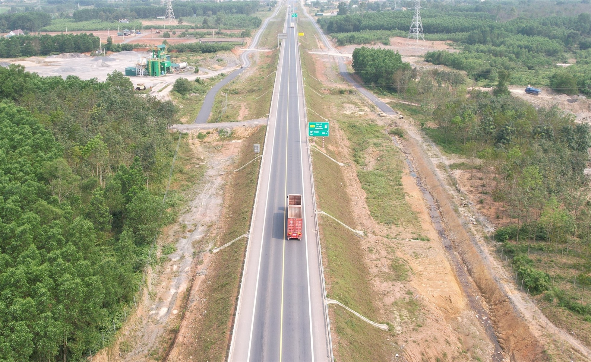 Sự kiện - Cấm xe khách vào cao tốc Cam Lộ - La Sơn vì tuyến đường đã mãn tải