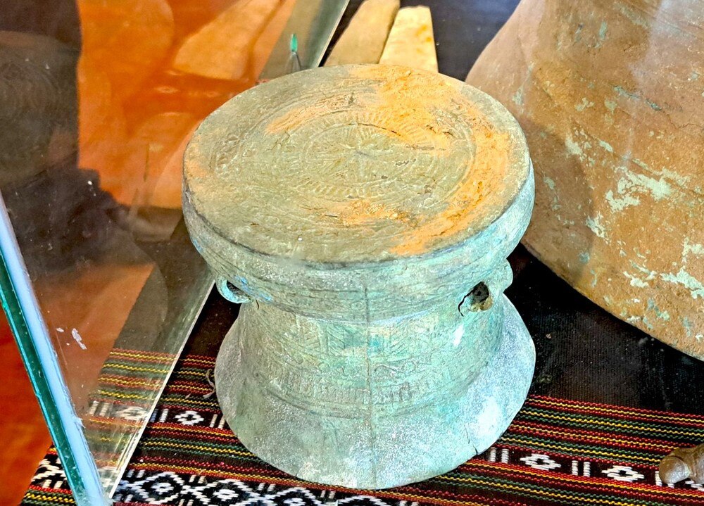 Bank officials took Dong Son bronze drums and returned them to... test ...