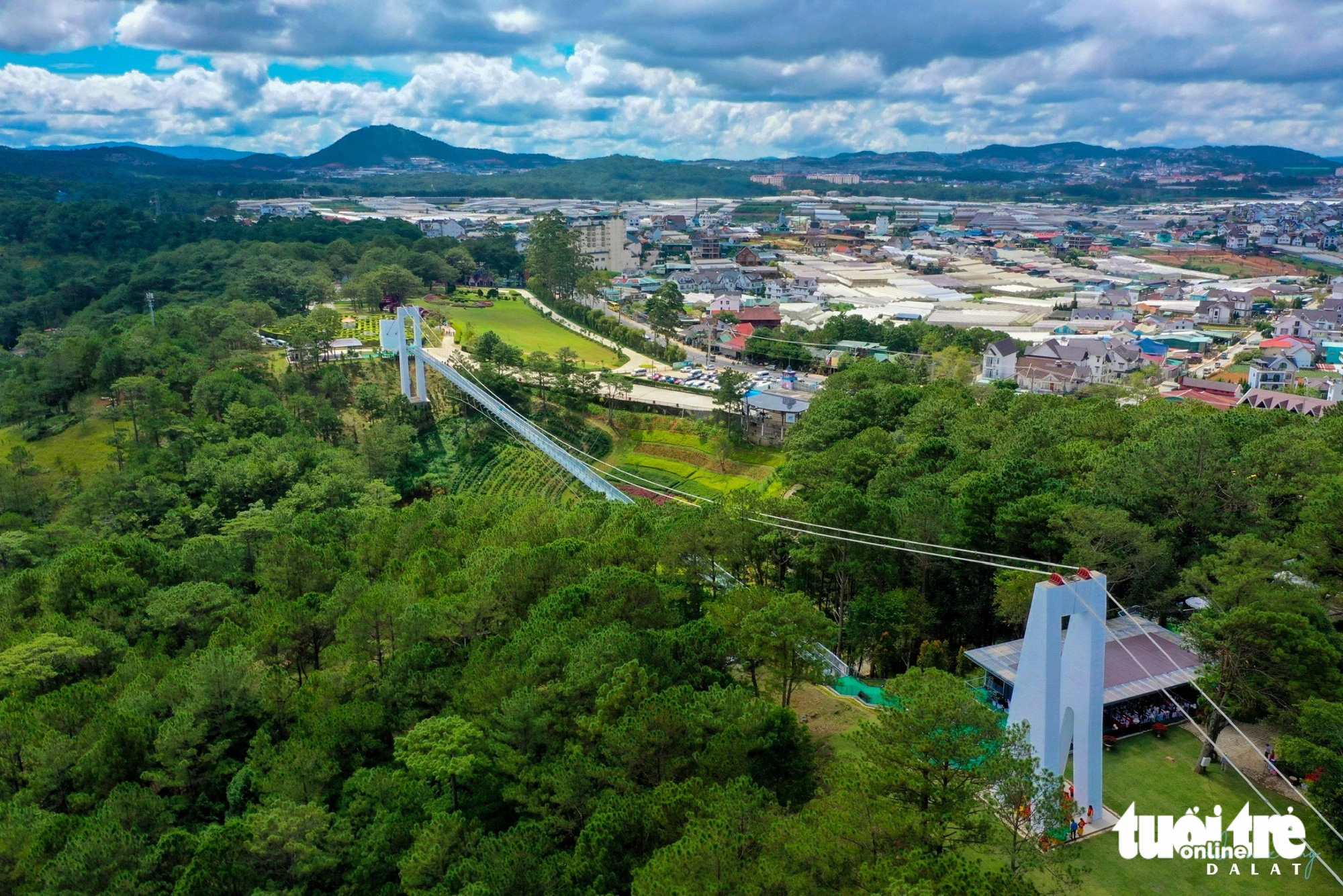 Cầu đáy kính nối Thung lũng Tình Yêu Đà Lạt với Đồi Mộng Mơ