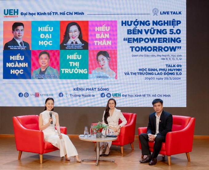 Empowering Tomorrow số đầu tiên có sự tham gia của PGS.TS. Bùi Quang Hùng - Phó giám đốc UEH, bà Phạm Thị Phương Khanh - Giám đốc Marketing của Navigos Group Vietnam và MC Tuyền Tăng (từ phải sang). Ảnh: UEH