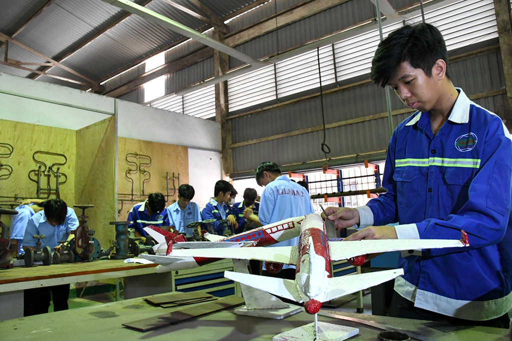 Một tiết học liên quan về lĩnh vực hàng không tại Trường cao đẳng Công nghệ quốc tế Lilama 2