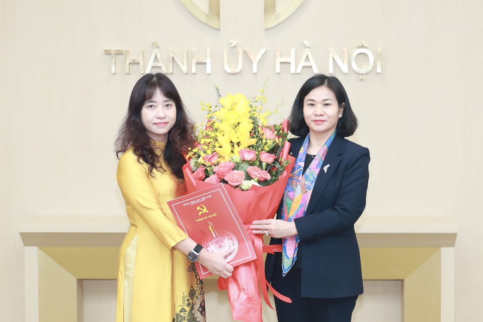 Ph&oacute; B&iacute; thư Thường trực Th&agrave;nh ủy Nguyễn Thị Tuyến trao quyết định cho b&agrave; Nguyễn Vũ B&iacute;ch Hiền.