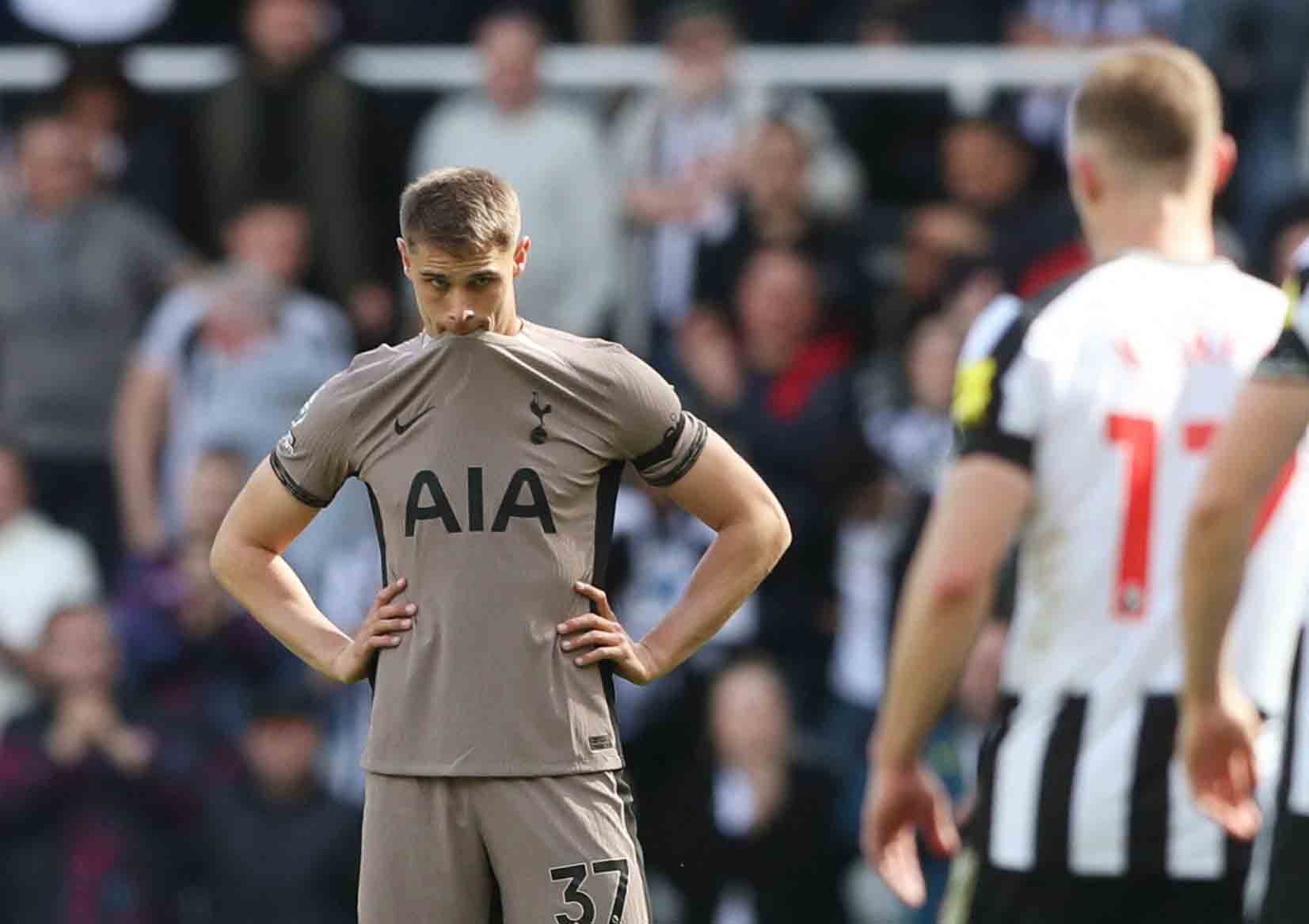 Vẻ thất thần của hậu vệ Micky van de Ven sau khi Tottenham thua đậm Newcastle