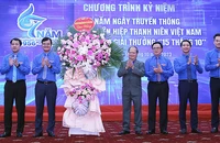 Đồng chí Bùi Quang Huy (thứ 2 từ trái sang) đại diện Ban Bí thư Trung ương Đoàn Thanh niên Cộng sản Hồ Chí Minh trao lẵng hoa chúc mừng các đồng chí lãnh đạo, nguyên lãnh đạo Hội Liên hiệp Thanh niên Việt Nam các thời kỳ tại buổi lễ.