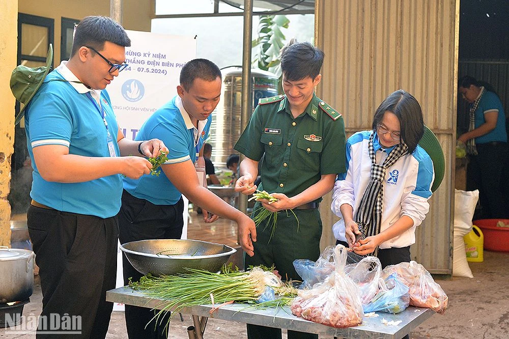 Cùng sinh viên vào bếp "Nấu ăn cho em" ở ngôi trường vùng cao ảnh 1