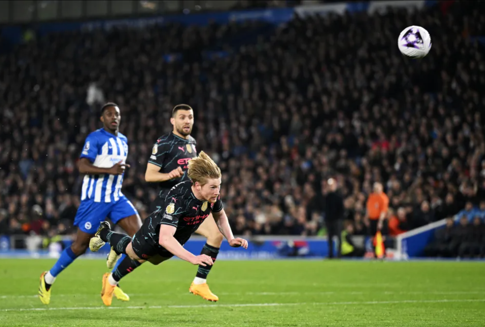 Đè bẹp Brighton, Man City tiến gần cột mốc lịch sử vô địch Ngoại hạng Anh- Ảnh 1.