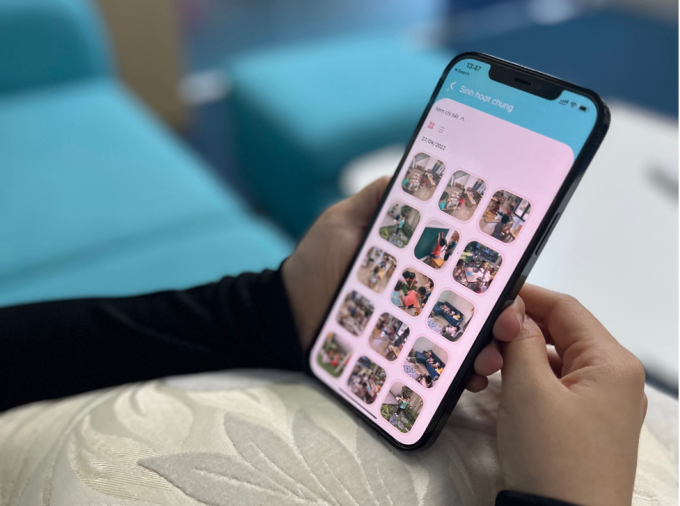 Phụ huynh sử dụng Tomia xem các hoạt động của con tại trường. Ảnh công ty cung cấp