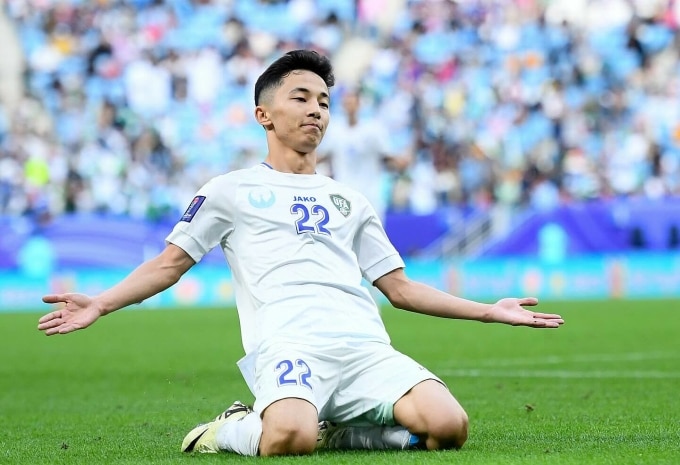 Abbosbek Fayzullaev mừng bàn ấn định chiến thắng 2-1 cho Uzbekistan trước Thái Lan, ở vòng 1/8 Asian Cup 2023. Ảnh: UFA