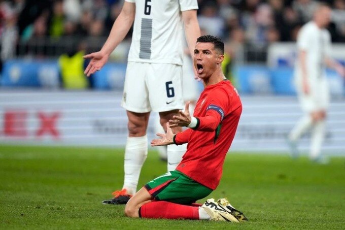 Ronaldo chơi trong trận giao hữu Bồ Đào Nha thua Slovenia 0-2 hôm 26/3 tại Slovenia. Ảnh: AP