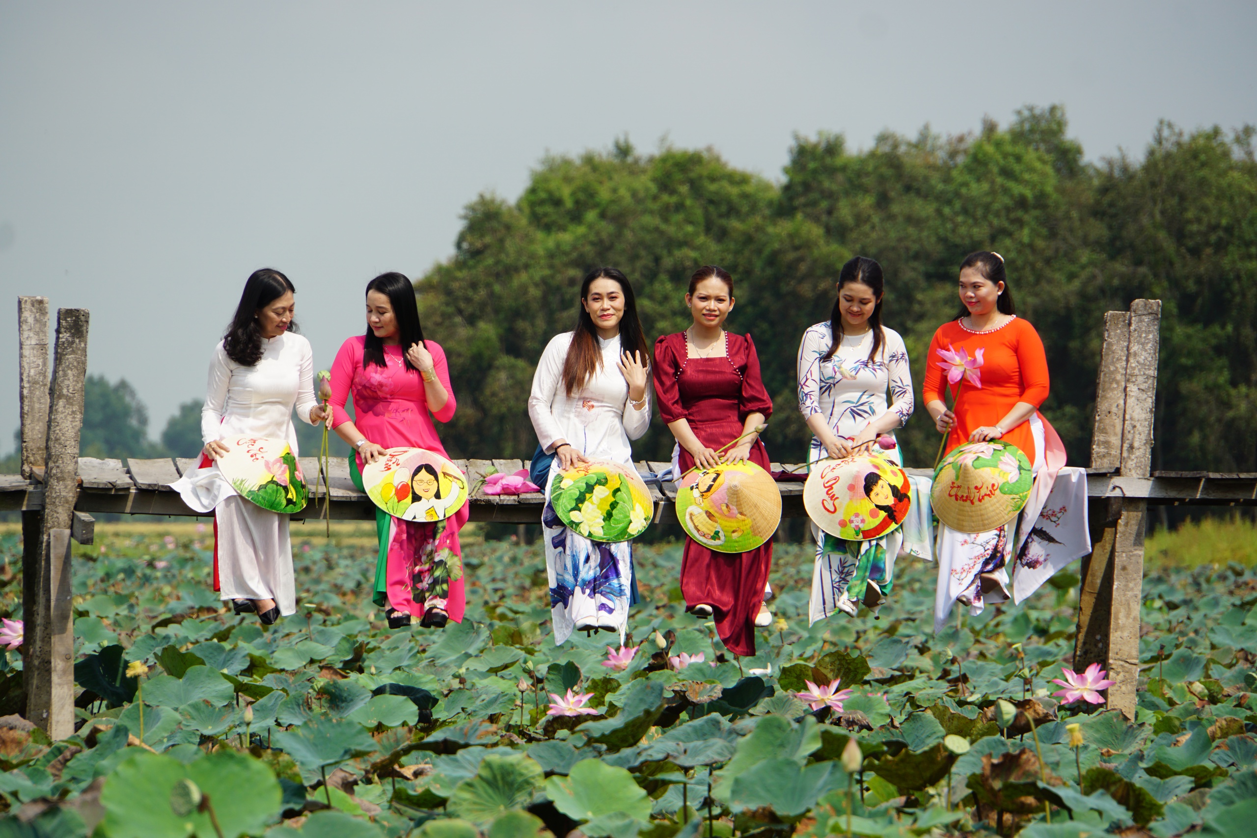 Du khách chụp hình tại đồng sen Tháp Mười (Đồng Tháp)