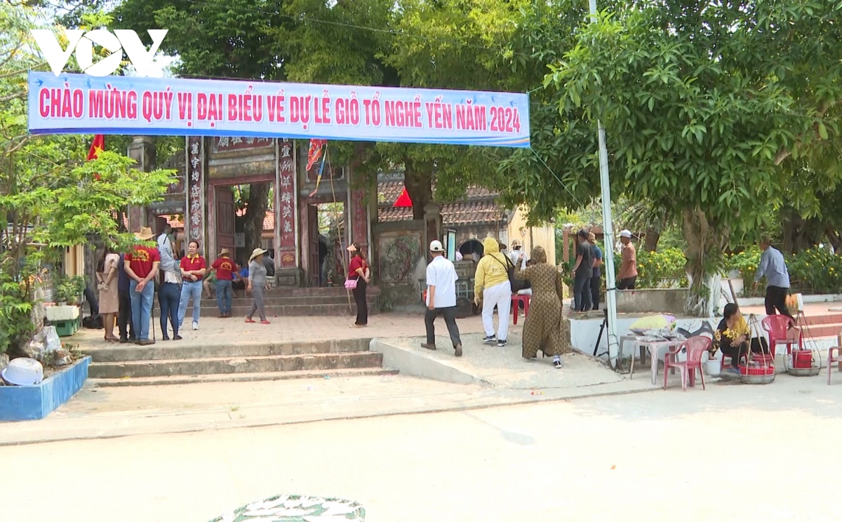 Dong dao du khach quoc te du le cung to nghe yen tren dao cu lao cham hinh anh 1