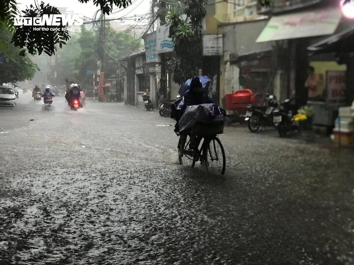 Đêm nay và ngày mai 25/4, Hà Nội nhiều mây, có lúc mưa rào và dông vào đêm, ngày nắng. (Ảnh minh họa: Khánh Huy)