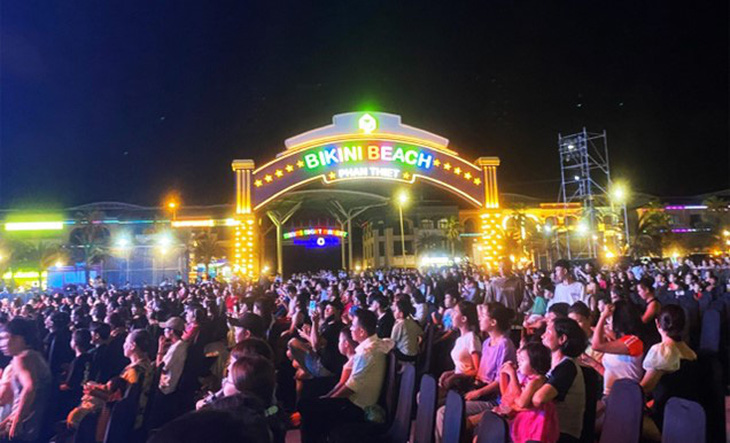 Du khách phấn khích và hào hứng với chuỗi lễ hội Carnival Novaworld Phan Thiet dịp 30/4