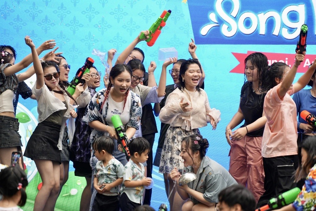 Du khách trong và ngoài nước hưởng ứng Tết Songkran 2024 tại Hà Nội