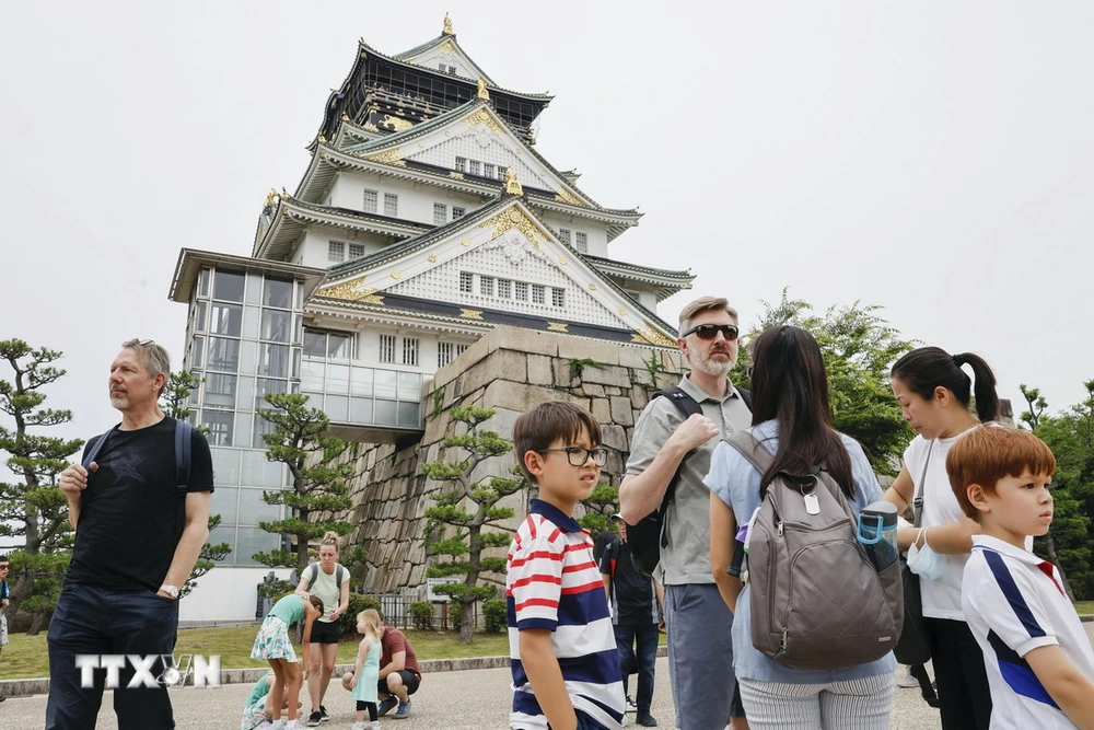 Khách du lịch tham quan Thành Osaka ở Osaka, Nhật Bản. (Ảnh: Kyodo/TTXVN)