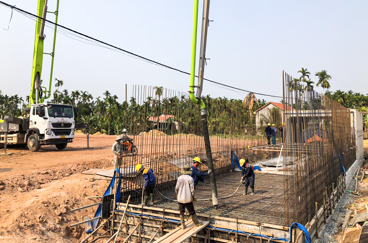 Hiện nay miền Trung đang mùa khô, là thời gian lý tưởng để đẩy nhanh tiến độ, bù đắp cho giai đoạn mùa mưa cuối năm. Để vừa đảm bảo tiến độ, vừa đảm bảo sức khỏe, các công nhân phải thi công 3 ca 4 kíp. Sáng làm sớm hơn, tối nghỉ muộn hơn