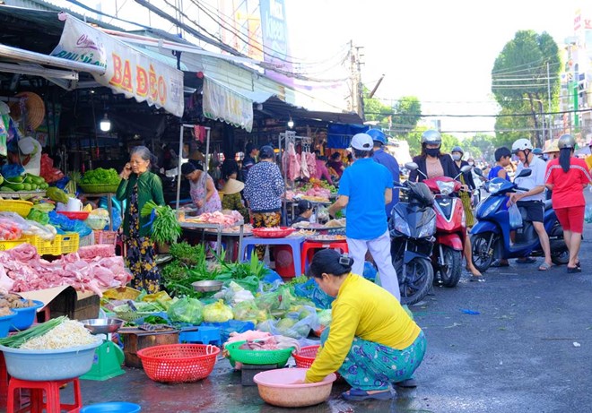 Giá cả tăng, chợ truyền thống vẫn tấp nập ngày đầu kỳ nghỉ lễ