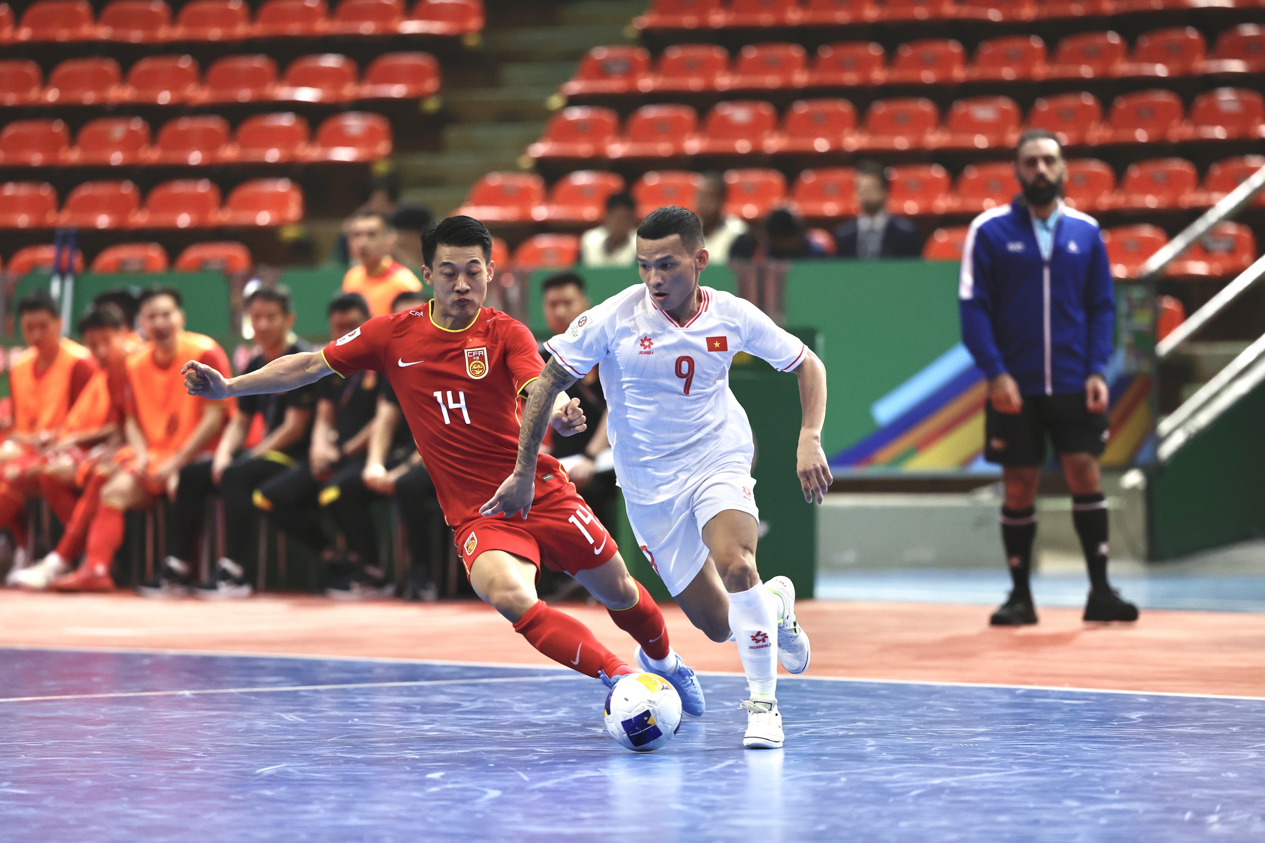 Đội tuyển futsal Việt Nam (áo trắng) thắp lại hy vọng vào tứ kết với chiến thắng trước Trung Quốc