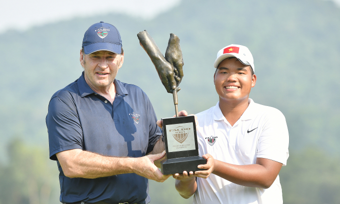 Đức Sơn nhận cup vô địch Faldo Series Asia 2024 trên sân Laguna Golf Lăng Cô par71 chiều 26/4. Ảnh: BTC