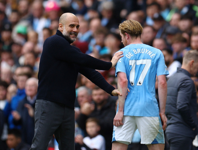 HLV Pep Guardiola chia vui với De Bruyne trong trận Man City thắng Luton Town 5-1 ở vòng 33 Ngoại hạng Anh ngày 13/4. Ảnh: Reuters