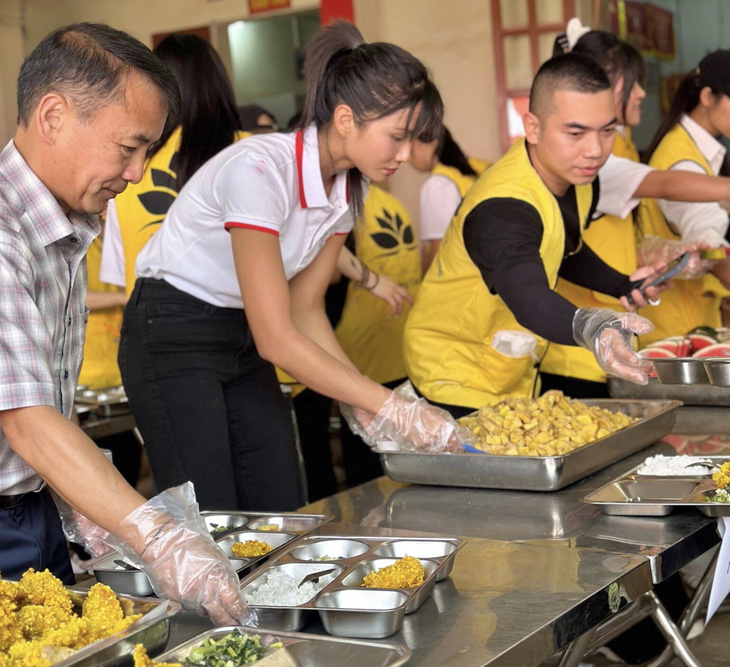 H'Hen Niê và các tình nguyện viên chia phần ăn   