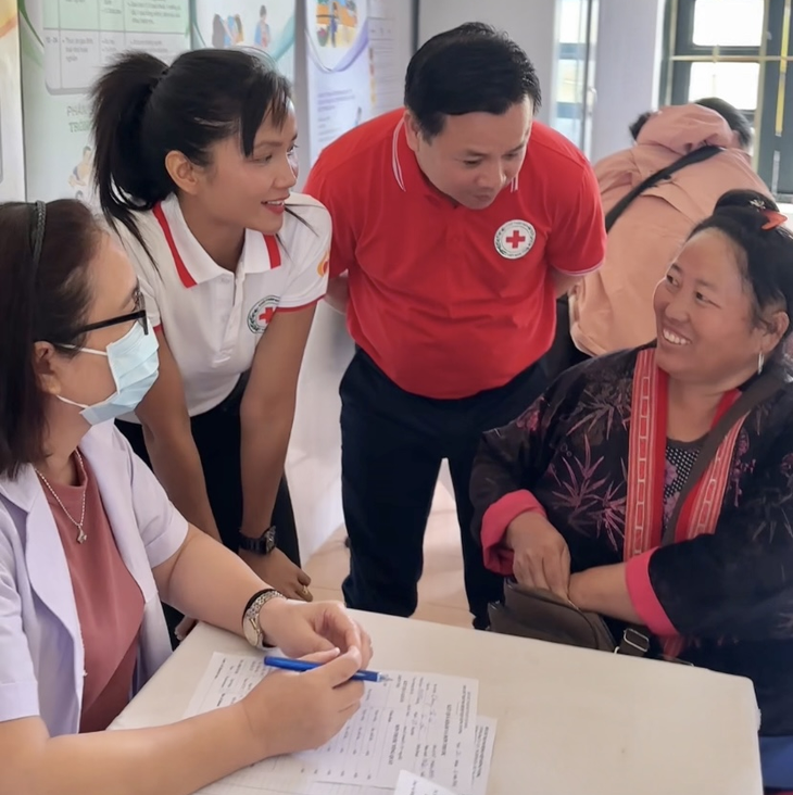 H'Hen Niê (thứ hai, từ trái sang) phiên dịch lại những chia sẻ của người dân tộc cho bác sĩ hiểu