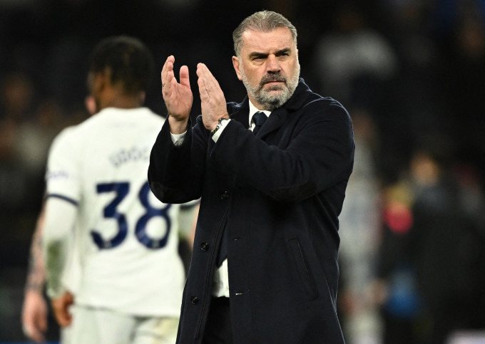 HLV Ange Postecoglou cảm ơn người hâm mộ Tottenham sau trận tiếp Newcastle ở Ngoại hạng Anh ngày 10/12/2013. Ảnh: Reuters