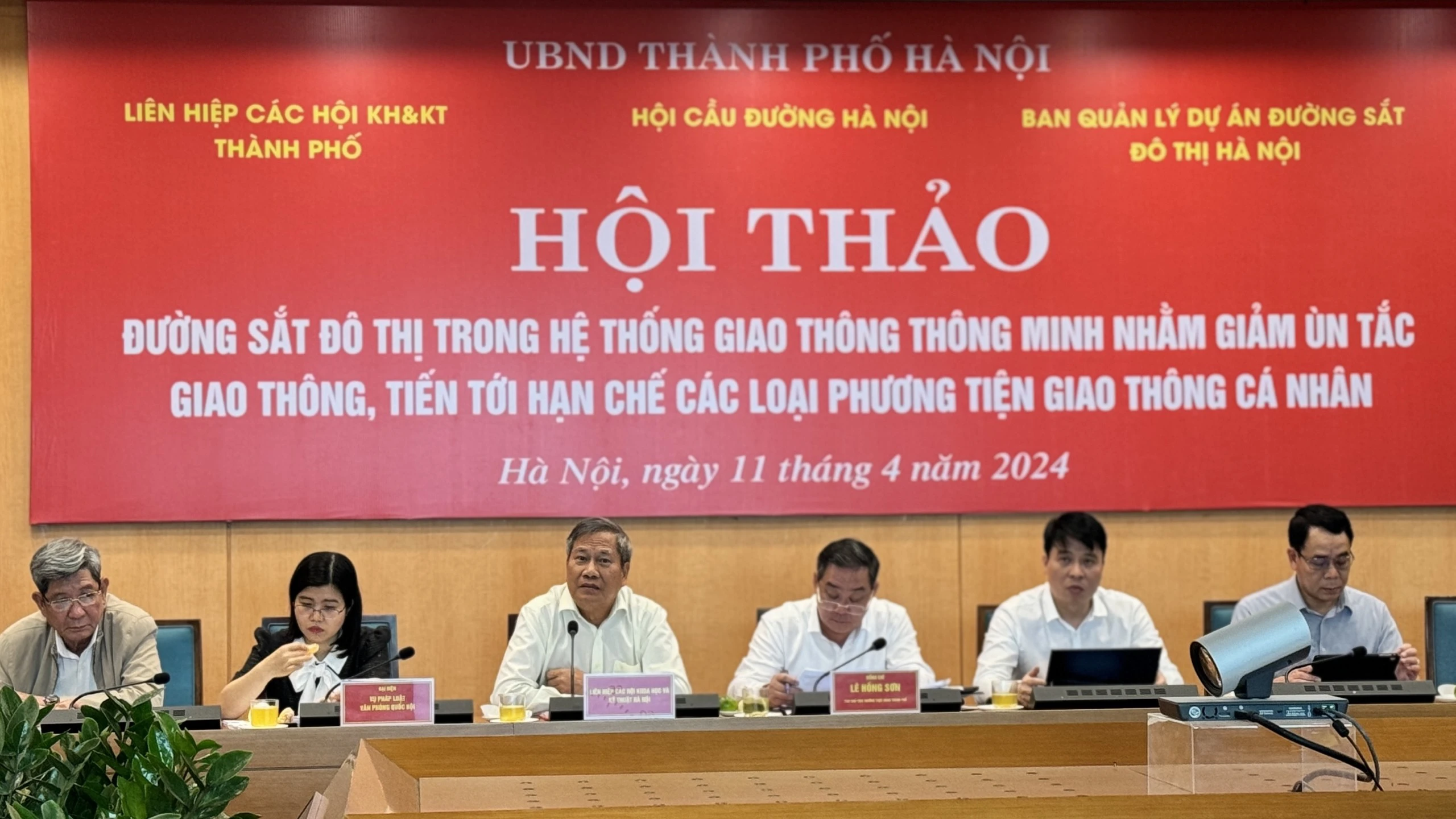 Hà Nội bàn giải pháp hạn chế phương tiện cá nhân trong nội đô- Ảnh 1.