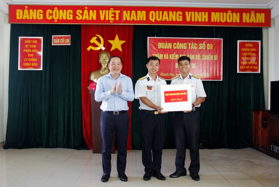 Đồng ch&iacute; Hồ Xu&acirc;n Trường &ndash; Ph&oacute; B&iacute; thư Đảng ủy Khối tặng qu&agrave; c&aacute;n bộ, chiến sỹ Đảo C&ocirc; Lin - quần đảo Trường Sa.