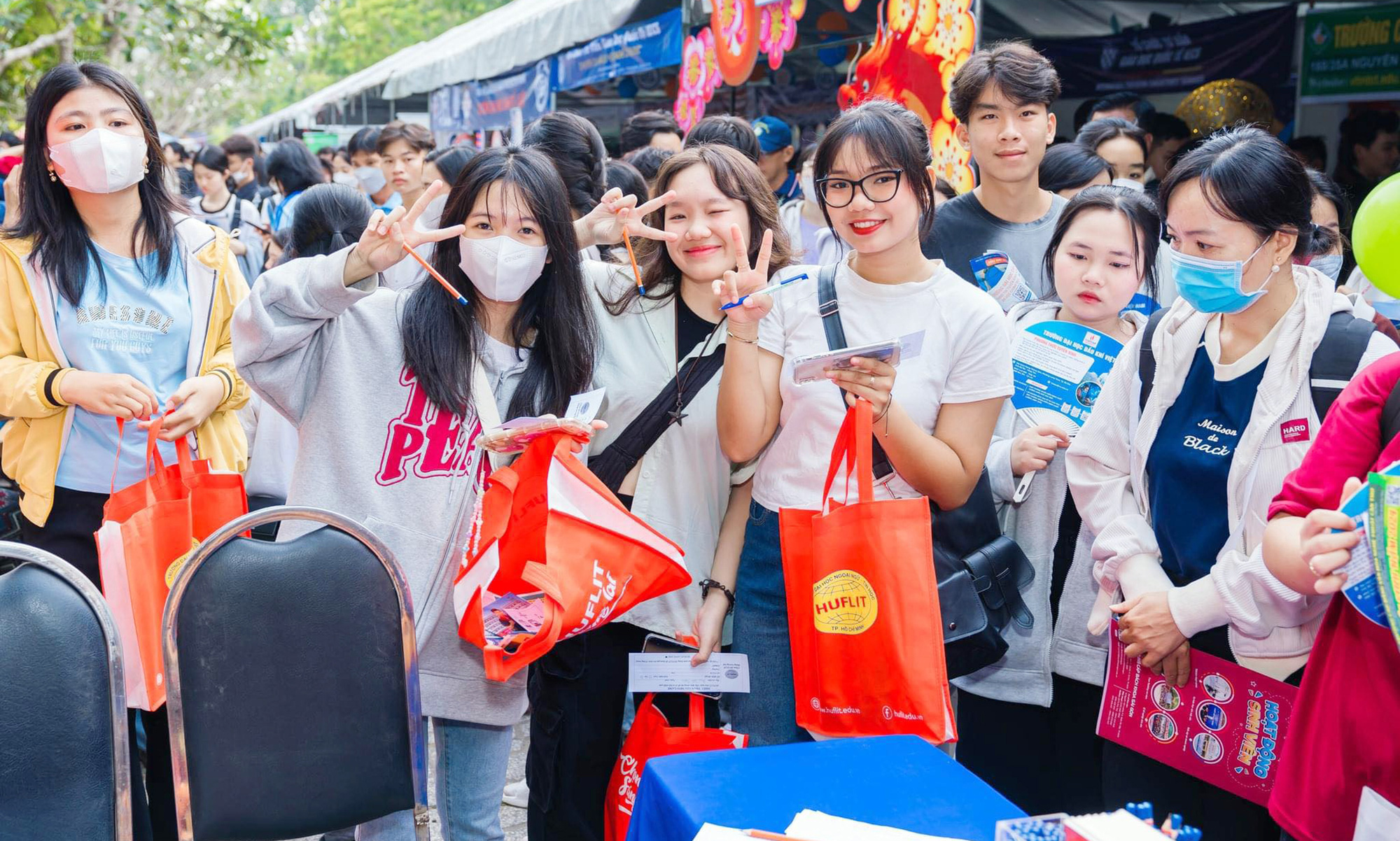 Học sinh tìm hiểu thông tin tuyển sinh tại gian tư vấn Trường đại học Ngoại ngữ tin học TP.HCM. Trường này không tăng học phí đối với các khóa cũ và khóa tuyển sinh 2025 - Ảnh: N.T.