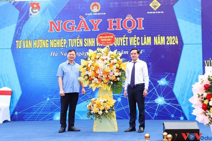 Ban Giám hiệu trường Cao đẳng Phát thanh - Truyền hình I tặng hoa ban tổ chức.