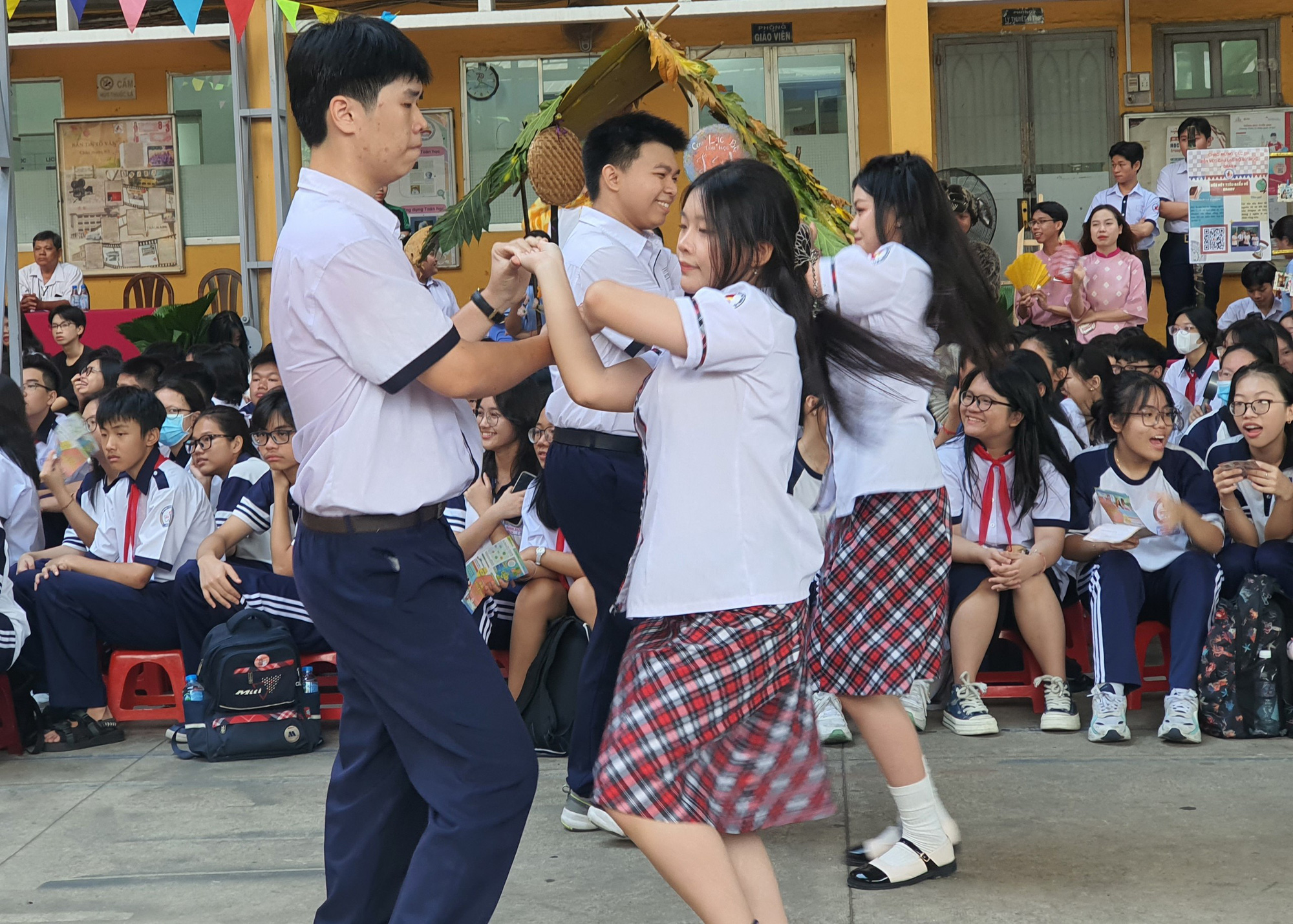 Học sinh Trường THPT Ernst Thalmann khiêu vũ để chào đón các em học sinh lớp 9. Được biết, khiêu vũ là một môn học thuộc chương trình nhà trường ở Ernst Thalmann - Ảnh: H.HG