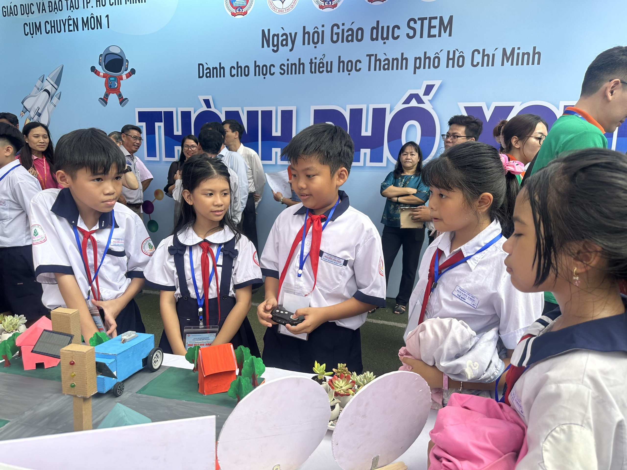 Học sinh trải nghiệm với sản phẩm sáng tạo STEM- Ảnh 1.