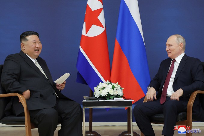 Tổng thống Nga Putin (bên phải) và lãnh đạo Triều Tiên Kim Jong-un gặp nhau tại sân bay vũ trụ Vostochny, Viễn Đông Nga ngày 13/9. Ảnh: KCNA