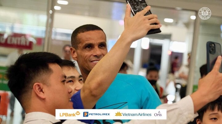 Rivaldo có mặt tại Hà Nội.