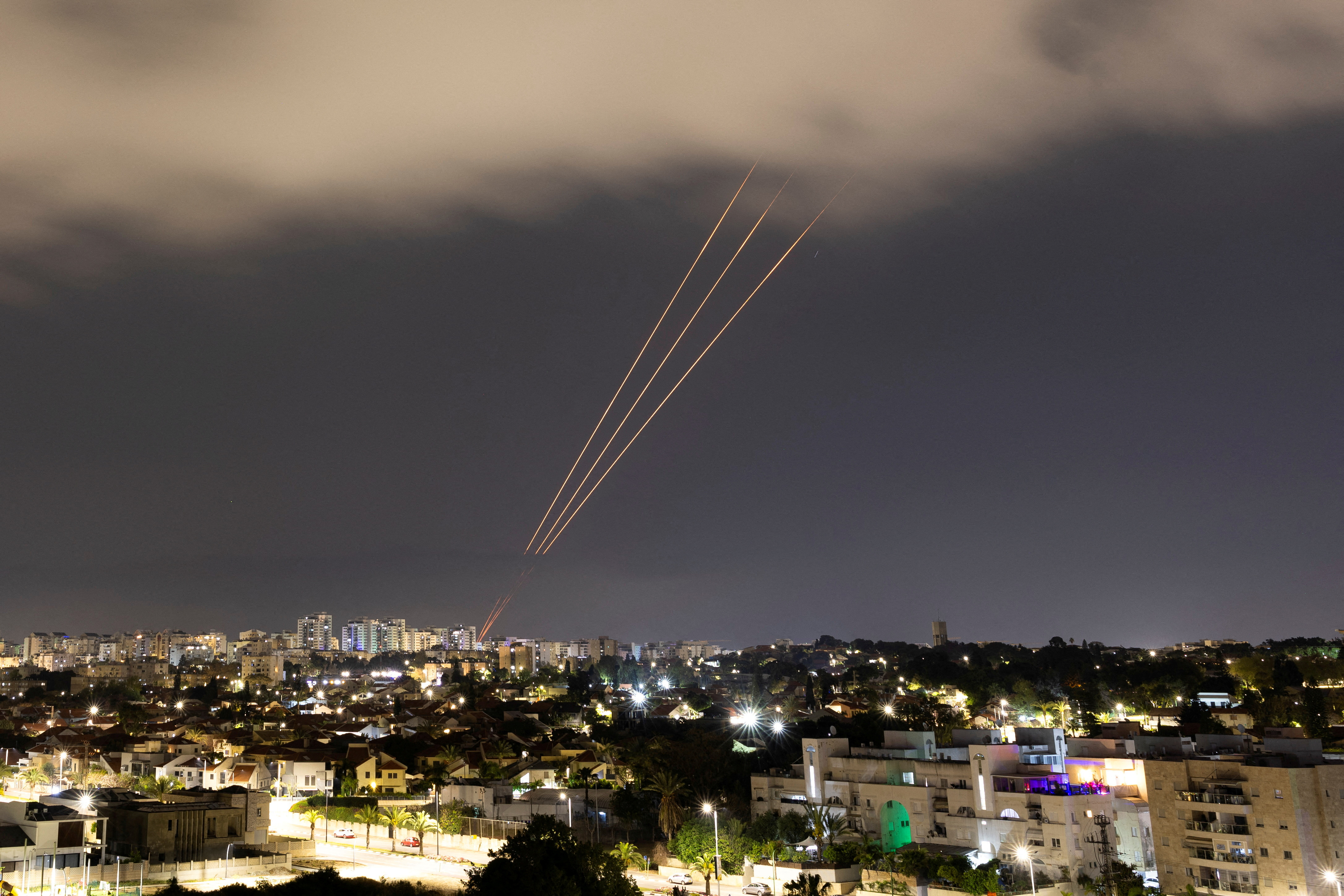 Một hệ thống chống tên lửa hoạt động sau khi Iran phóng UAV và tên lửa về phía Israel ngày 14.4.2024