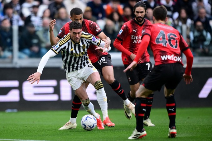 Vlahovic đột phá giữa hàng thủ Milan trong trận hòa 0-0 của Juventus ở vòng 34 Serie A tối 27/4 trên sân Juventus. Ảnh: Ansa