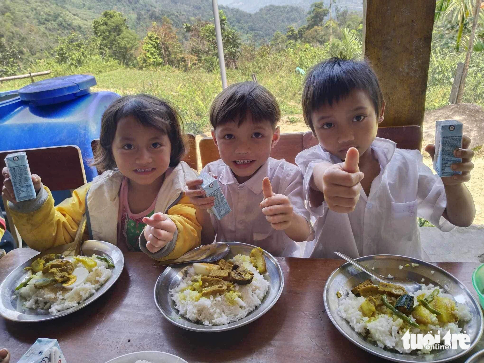 Thông qua mạng xã hội, những bữa cơm có thịt đến nhiều hơn với những đứa trẻ vùng cao - Ảnh: B.N.