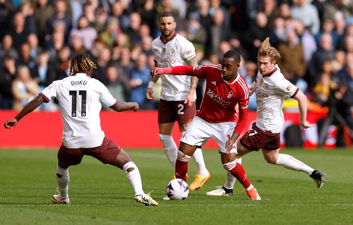 Man City gặp nhiều khó khăn trước Nottingham Forest. (Ảnh: Reuters)