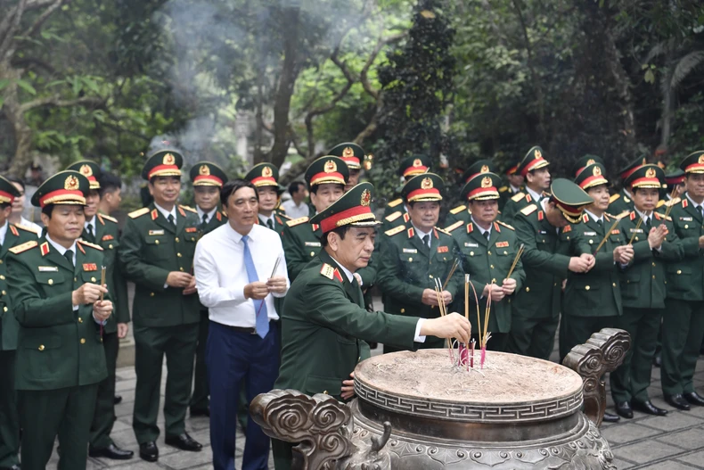 Khánh thành bức phù điêu “Bác Hồ nói chuyện với cán bộ, chiến sĩ Đại đoàn quân tiên phong” tại Đền Hùng ảnh 1