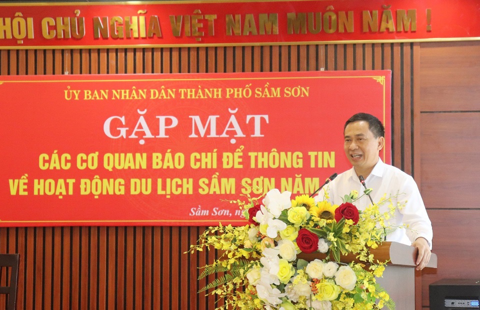 &Ocirc;ng L&ecirc; Văn T&uacute;, Chủ tịch UBND TP Sầm Sơn ph&aacute;t biểu tại họp b&aacute;o.