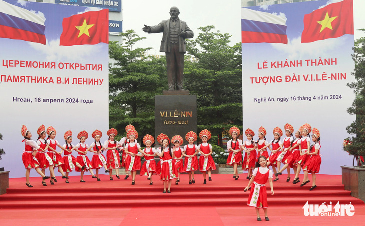 Lễ khánh thành tượng Lênin ở TP Vinh - Ảnh: DOÃN HÒA